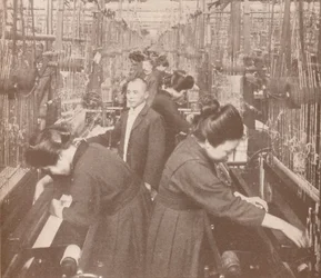 日本で繁栄した絹工場の忙しいインテリア、1907