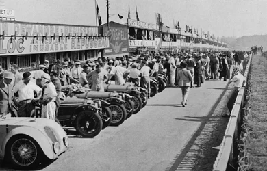 忙しいピット：1937年のルマン24時間レースの開始前
