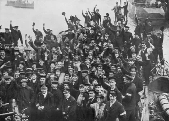 1918年4月23日にゼーブルージュ襲撃を祝うHMS Vindictiveの乗組員