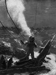 水中のダイバーの最初の写真、19世紀後半、c1920