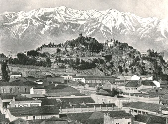 アンデスを背景にしたサンタルチアの丘、チリ、サンティアゴ、1895年。