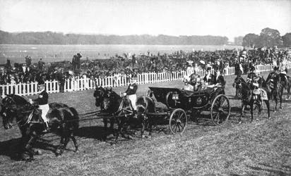 1936年7月、ダブリンのLeopardstownレースに到着した王と女王、1936年