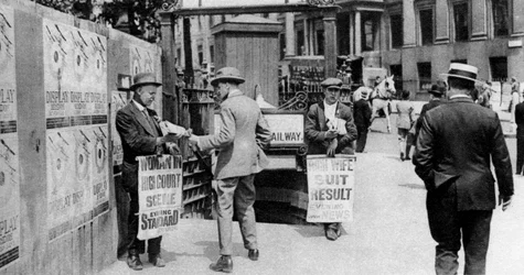 昼食時の新聞の見出し、トラファルガースクエア、ロンドン、1926-1927