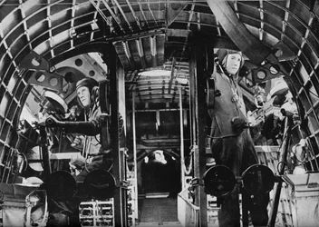 RAFの飛行船のミッドシップ砲手は彼らのステーションで警報を発しました、c1940 1943