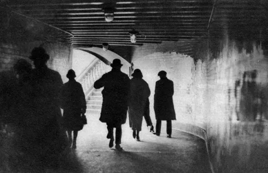 テムズ川沿いの地下鉄の口、ロンドン、1926-1927