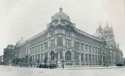 新しいビクトリアアンドアルバート博物館は1909年6月26日、c1909にオープンしました