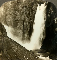 ノルウェー最大の滝の1つである強大なVoringfosの噴水c1905。