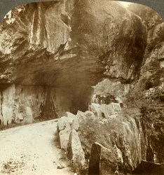 ノルウェー、c1905の堅固な岩の山の壁を突き破った素晴らしいブラットランズダル道路。