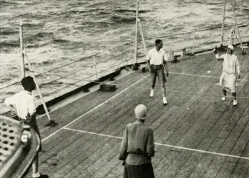 彼らの荘厳さ、HMSレノウンのデッキでのデッキクォートのゲーム、1927年、1937年。