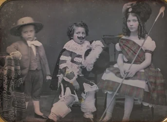 衣装を着た 3 人の子供、1850 年代。