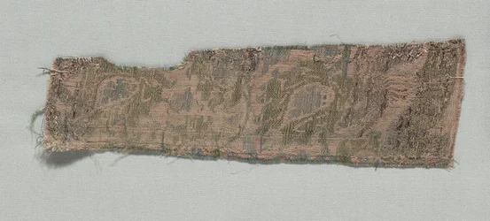 イタリアのゴシックシルクの3つの断片、1350〜1399年。