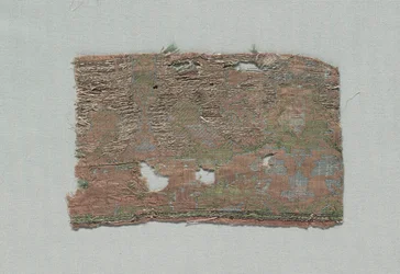 イタリアのゴシックシルクの3つの断片、1350〜1399年。