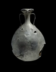 スズ鉛合金の蓋付きフラスコ、第 18 王朝 c1540 BC-c1292 BC