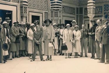 1936年、チュニジアのシディブサイドでのクルーズからの遠足の観光客