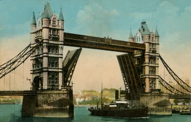 タワーブリッジ、ロンドン、1915年。