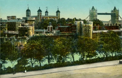 タワーブリッジとロンドン塔、c1910。