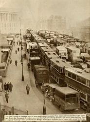 1935年、ブラックフライアーズブリッジ、ロンドンの交通渋滞。