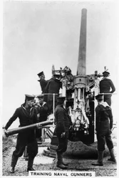 1937年、ハンプシャー、ポーツマス、ホエールアイランドで海軍砲手を訓練