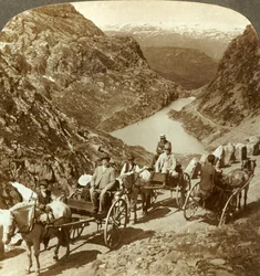 ノルウェー、セリエスタッドの野生の渓谷を通る山道の旅行者、c1905。