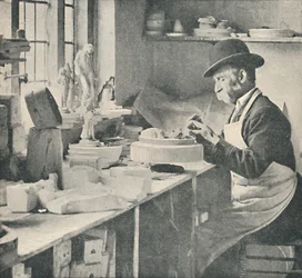 生の粘土の部分をトリミングする、c1917