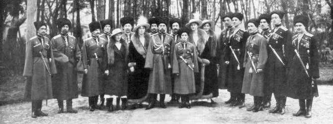 1917年の退位前のロシア皇帝ニコライ2世とその家族
