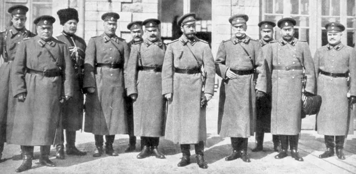 1917年のロシア皇帝ニコラス2世とその将軍と参謀