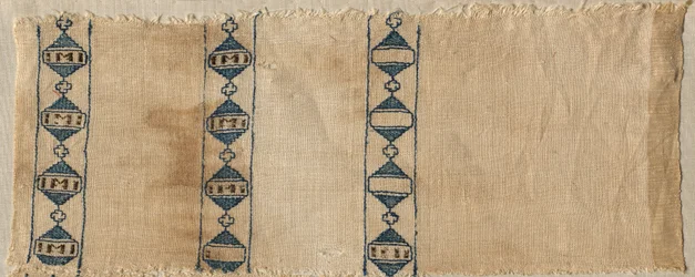 スカーフまたは頭飾りの2つの断片、1300年代。