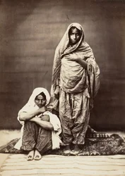 2 人のインド人女性、1 人が着席、1860 年代。
