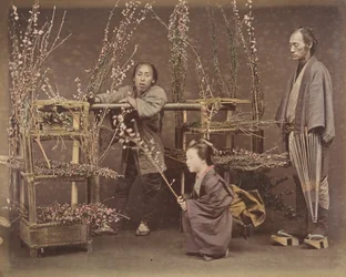 [開花枝でポーズをとる 2 人の日本人男性と 1 人の日本人女性]、1870 年代、