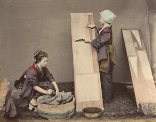 [洗濯物を持ってポーズをとる 2 人の日本人女性]、1870 年代。