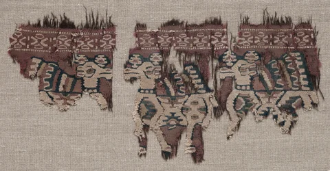 衣服からの境界線の2つのマウントされたフラグメント、700年代後半-800年代初頭。