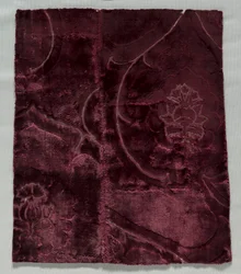 2つのベルベットの断片が1400年代に縫い合わされました。