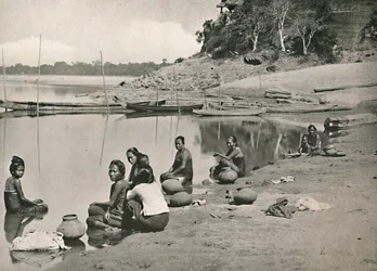 偉大なイラワジ川の典型的なリバーサイドシーン-女性の水浴びと水汲み、1900年。