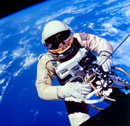 米国の宇宙飛行士エドワードH.ホワイトIIが外部タスクを実行