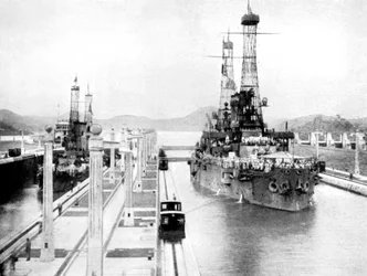 アメリカ合衆国、パナマ運河、ロックを通過する戦争の男性、1926年