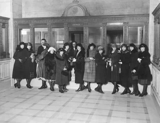 United States: c.1926 銀行の「貯蓄」窓口に立つ女性のグループ。(白黒写真)