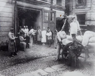 食品の荷降ろし、科学者の家、ペトログラード、ロシア、c1920-c1924