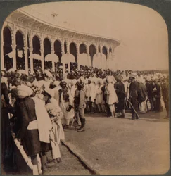 1903年、インドのデリーにあるダルバールの円形劇場に入る反乱軍の退役軍人1857