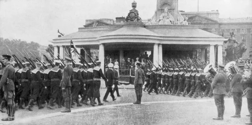 1919年7月19日、ロンドンのビクトリア記念碑とバッキンガム宮殿を通過する勝利パレード