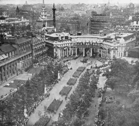 アドミラルティアーチを通過してモールを下る勝利パレード、1919年7月19日、1926年