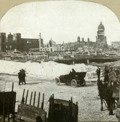 1906年、モールダースクールの配給所からの眺め。歩道にたくさんの小麦粉が見える。