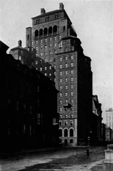 1924年ニューヨーク市、フラタニティクラブビルディングのマディソンアベニューを南向きに見る