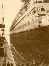 彼女がフローティングドライドックに入ったときの雄大なスターボード側の眺め（c1930）。