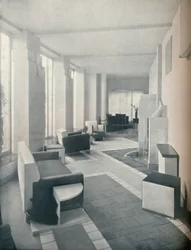 1930年の3つの窓と柱を示す日光の下での太陽の部屋の眺め
