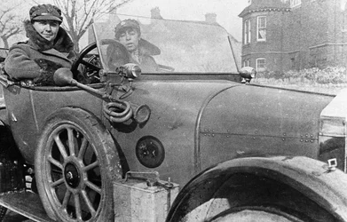 1915年の第一次世界大戦、ケンブリッジ、戦争の努力に寄付されたウォルセリーでボランティアの女性ドライバー