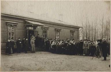 1910年11月20日、1910年、アスタポボ駅でレオ・トルストイズ遺体の撤去を待っている