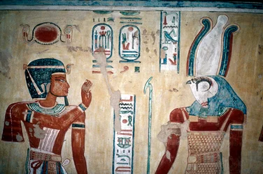ホルスの前のラムセス 3 世の壁画、王妃の谷、ルクソール、エジプト、紀元前 12 世紀