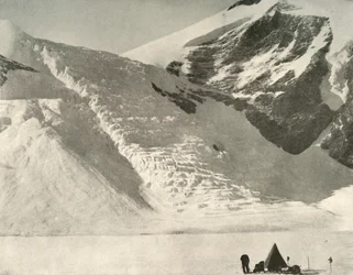 12月28日、西部党は大聖堂の岩で吊るされた氷河の下でキャンプをしました。1909年