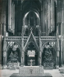 ウェストミンスター寺院、ロンドン、ベンノエルカンズの旧約聖書と新約聖書の燭台、c1942を表示