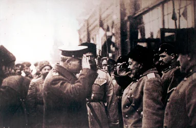 1918年、ロシアの白ロシア将軍アントンデニキンがイギリスのフレデリックプール少将
